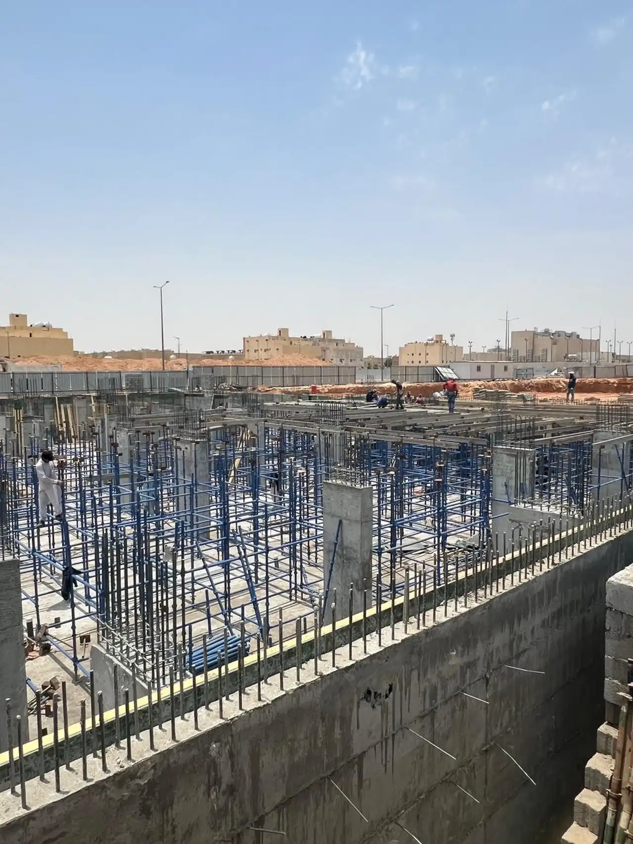 شدات معدنية لمشروع مساحته 2600 متر مربع في حي السعادة بالرياض